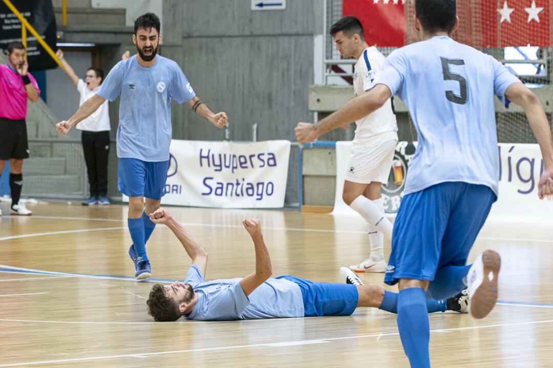 Zequi, tumbado en la pista, celebra un gol anotado en Santa Isabel al Dimurol Tenerife