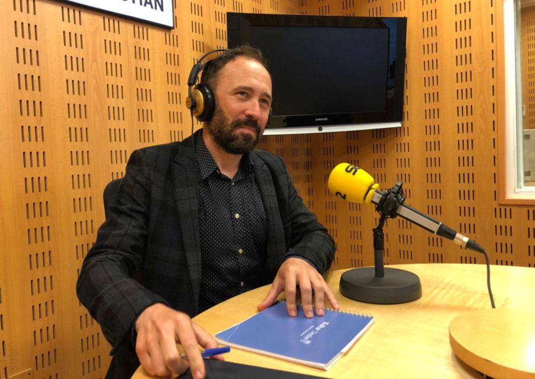 Denis Itxaso durante una entrevista en Radio San Sebastián.