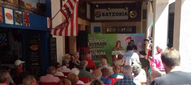 La presidenta del BBB, Itxaso Atutxa, se dirige a los simpatizantes jeltzales en el Batzoki de Benidorm