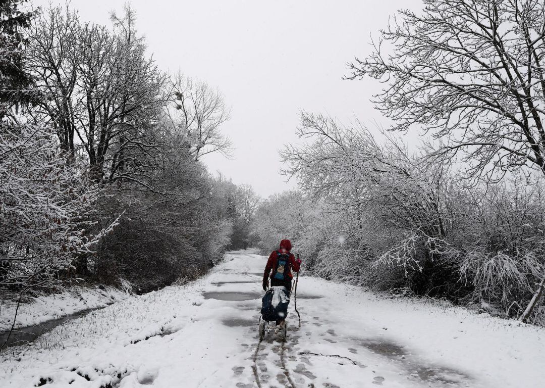 Un hombre camina en la nieve