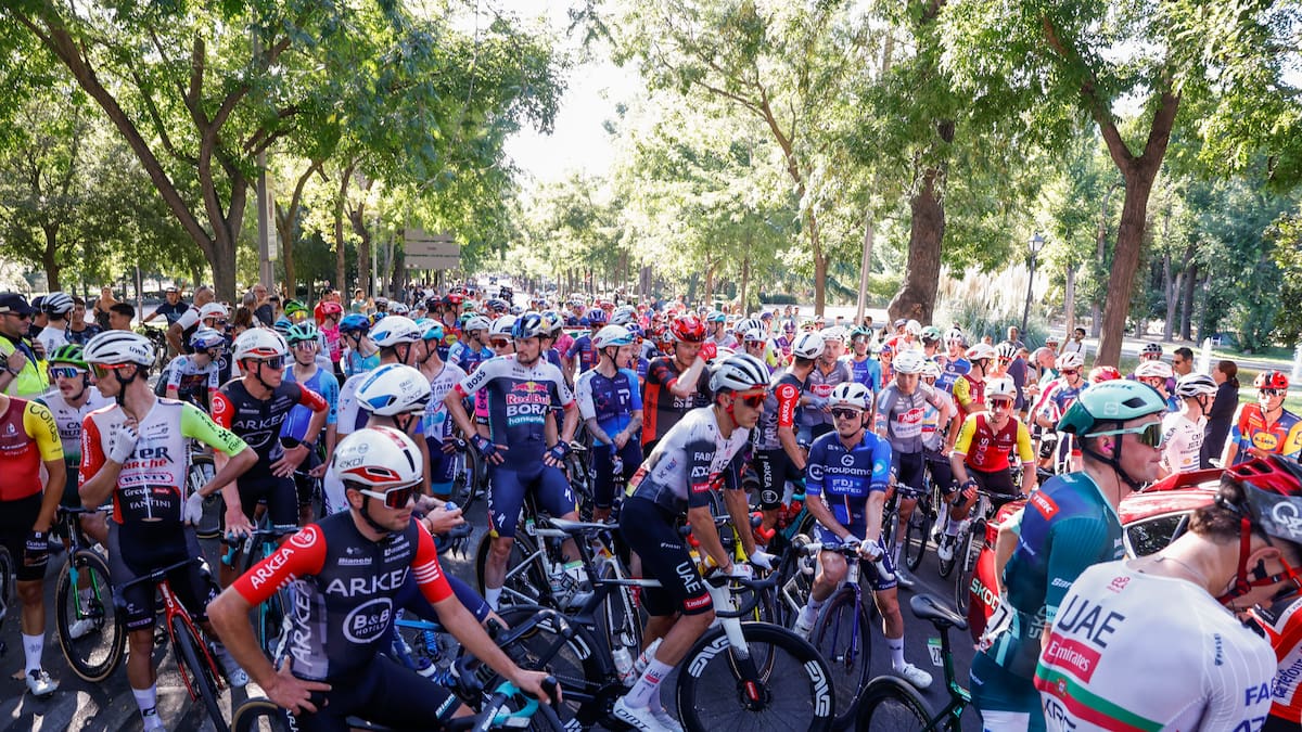 Así ha sido la entrega de premios "casi clandestina" de 'La Vuelta': en el parking de un hotel y con neveras como podio