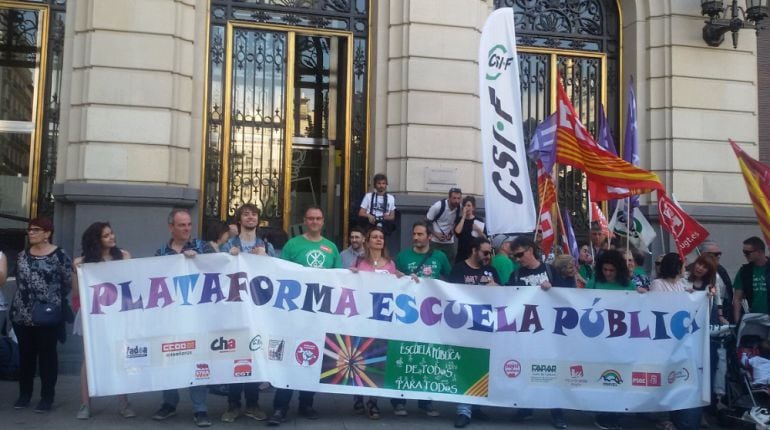 Pancarta principal de la concentración en defensa de la Educación Pública, en la plaza de España de Zaragoza 