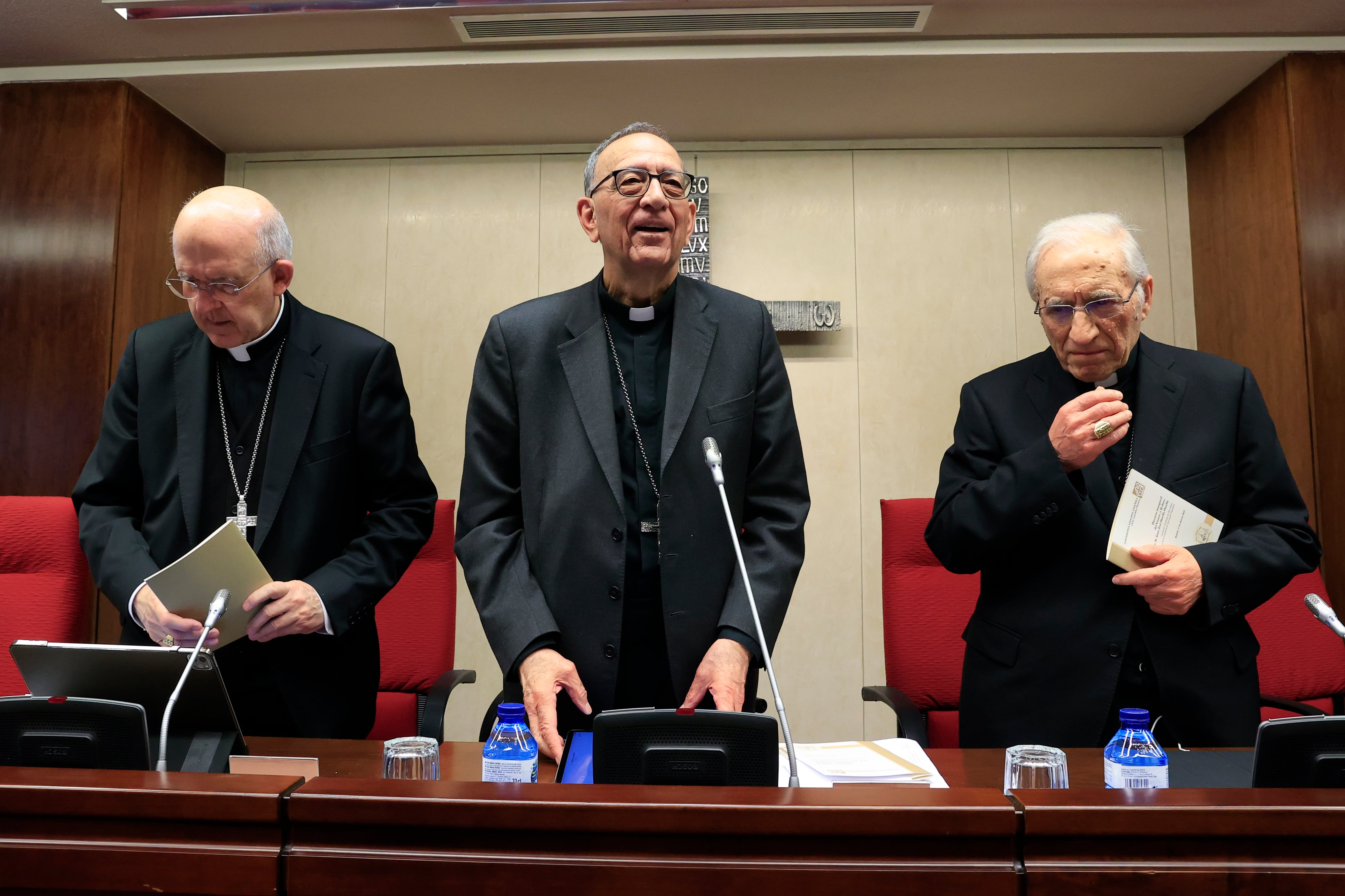 El presidente de la Conferencia Episcopal Española (CEE), Juan José Omella (c), y el nuncio apostólico en España, Bernardito Auza (i), y el cardenal Rouco Varela (d), participan en la sesión inaugural de la 121º Asamblea Plenaria de los obispos españoles celebrada en Madrid