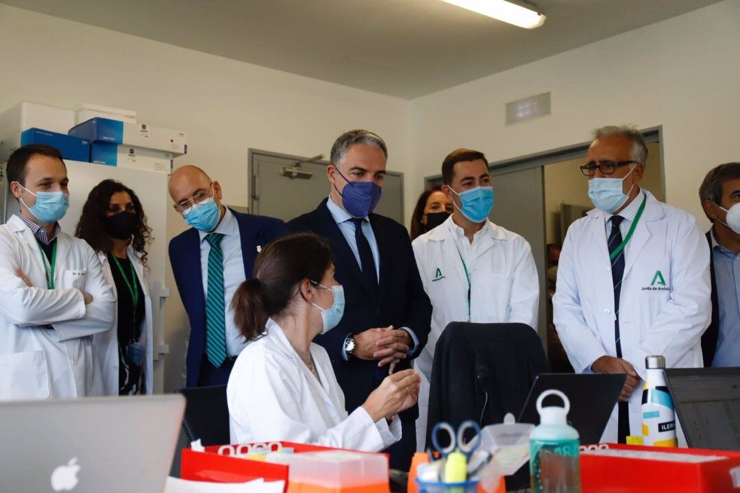 El consejero de la Presidencia, Administración Pública e Interior, Elías Bendodo, ha inagurado el laboratorio en el Hospital Valle del Guadalhorce para investigación de uro-oncología y cáncer de próstata 