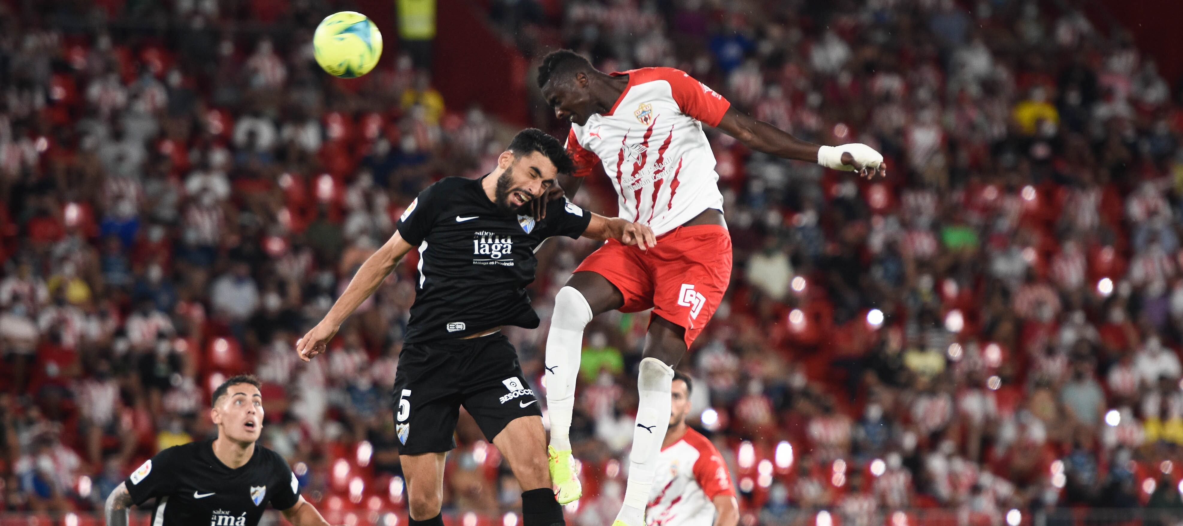Cuando el goleador del Almería está en el campo causa respeto a todos los rivales de la categoría.