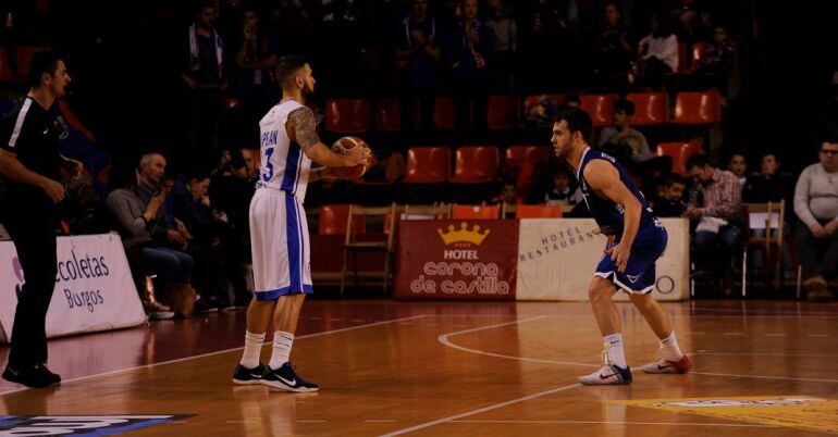 Una de las jugadas del COB, en la cancha del Burgos, el cual rompe la racha positiva de victorias del conjunto ourensano.Al final 79-60