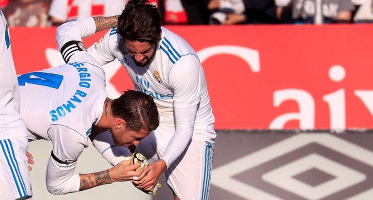 Ramos besa la bota de Isco en la celebración del gol