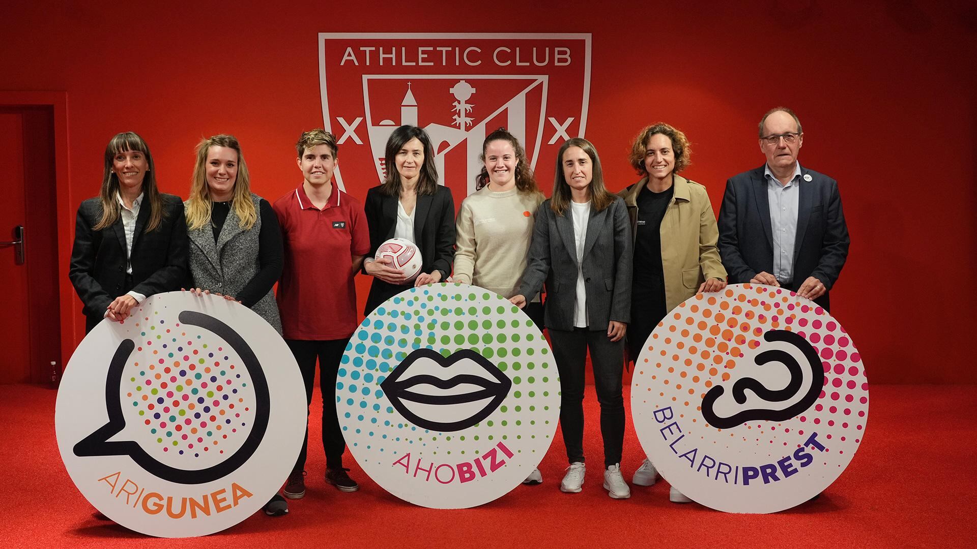 El Athletic Club, de la mano de la Real Sociedad, Euskaraldia y el Gobierno Vasco, ha presentado en San Mamés el próximo derbi. / @athleticclub