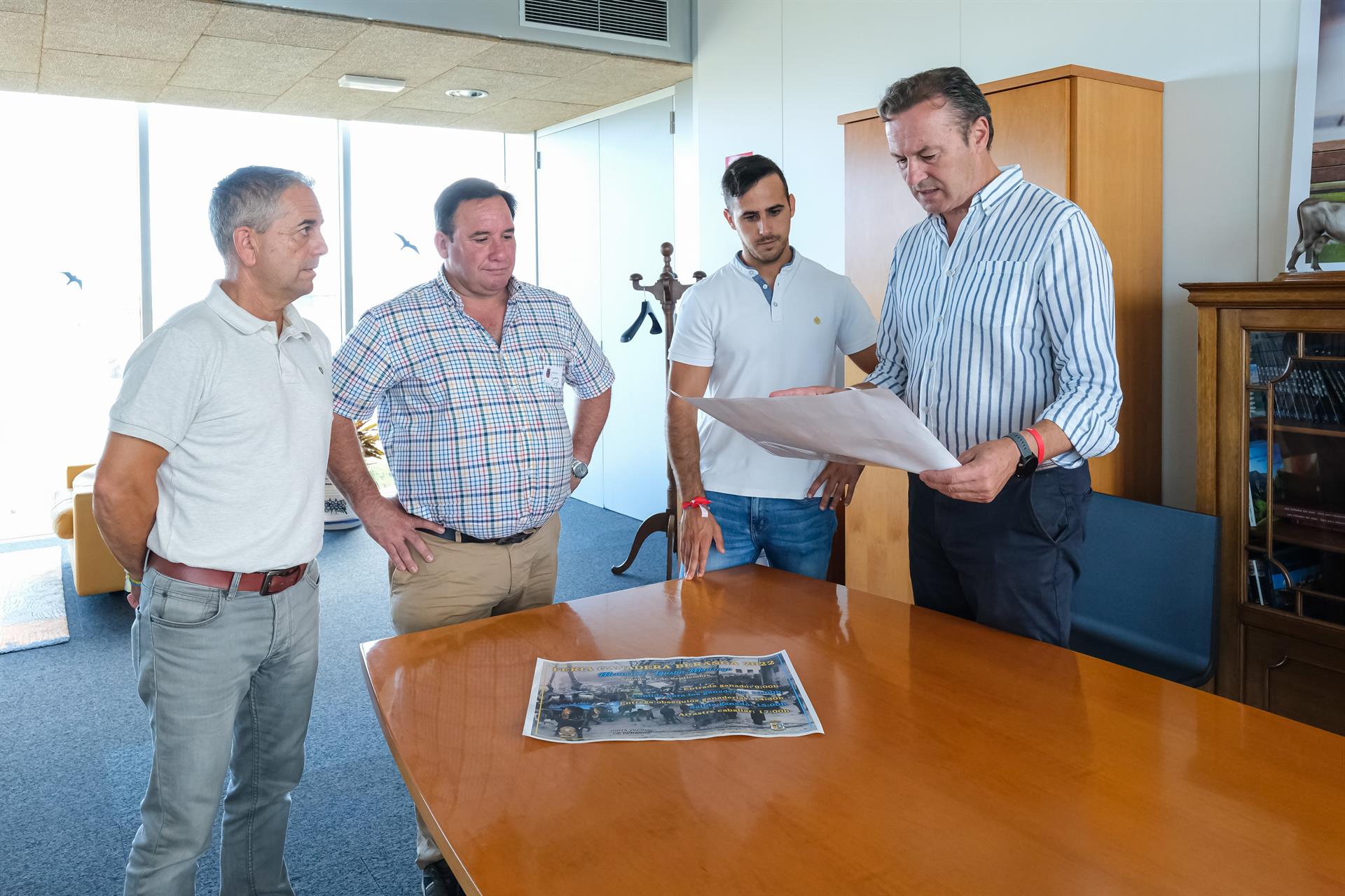 El consejero de Desarrrollo Rural, Guillermo Blanco, y el alcalde de Hazas de Cesto, Alejandro Llano, en la presentación de la feria ganadera