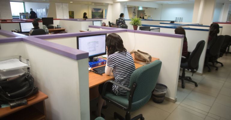 Una mujer trabajando en su puesto laboral