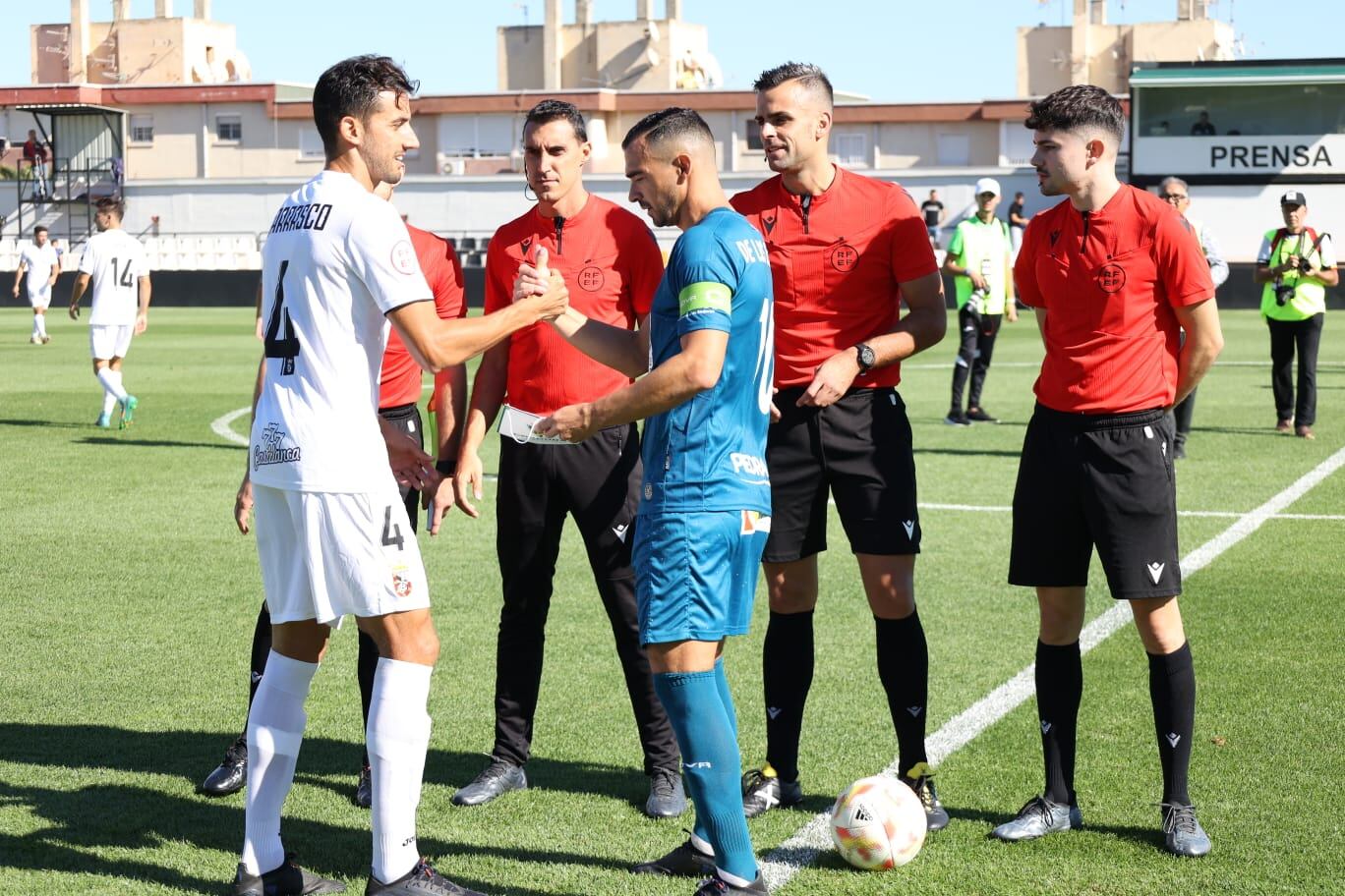 Saludo protocolario antes del inicio del choque Ceuta-Córdoba CF.