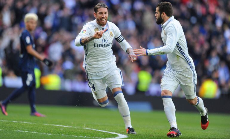 El central celebra con Nacho su primer gol al Málaga.