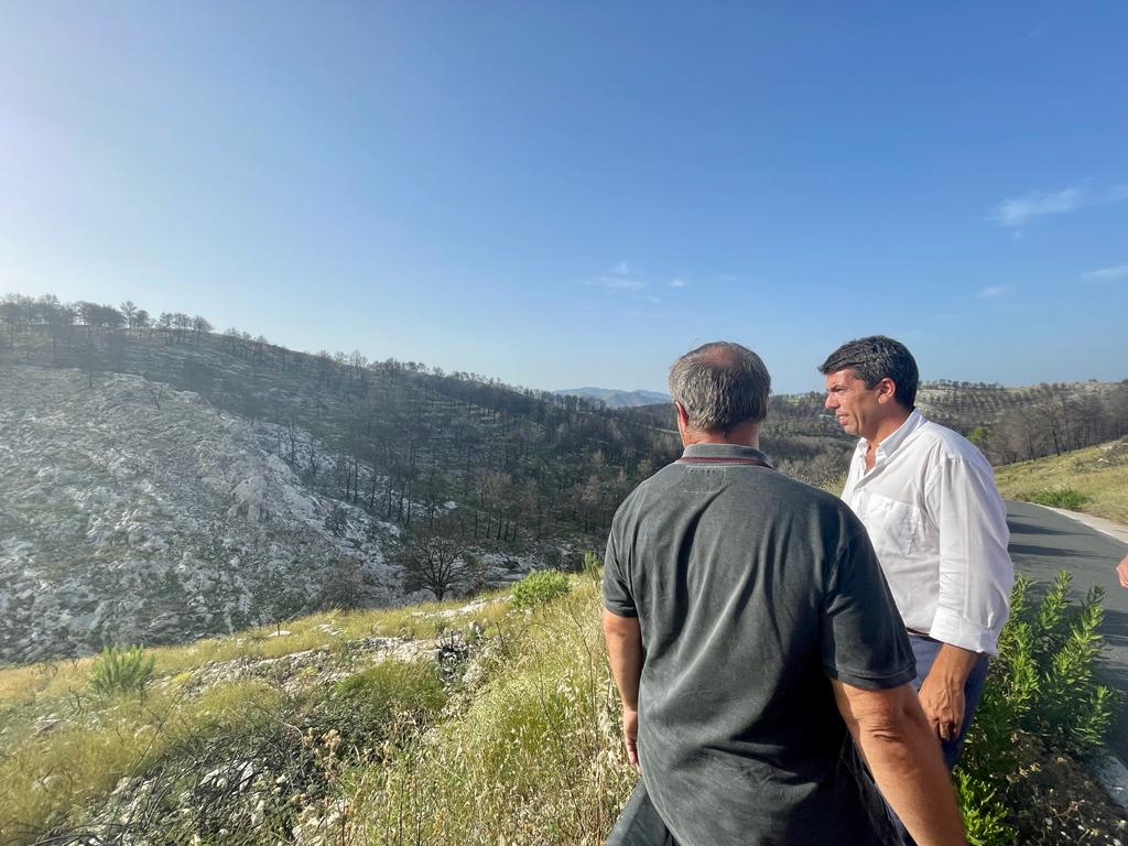 Carlos Mazón observando la zona arrasada por el incendio, de agosto de 2022, que se inició en la Vall d&#039;Ebo y se extendió por otros términos municipales.