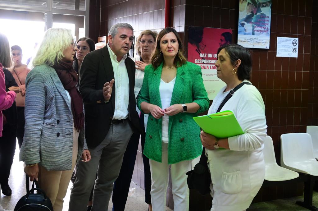 María José Catalá, alcaldesa de València, visita el centro de salud de Fuensanta, que definitivamente no se cerrará