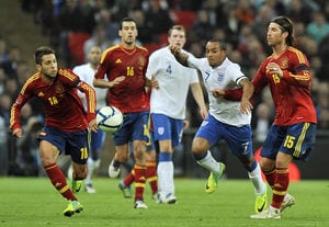 El jugador de la selección española Sergio Ramos lucha por el balón con Theo Walcott durante el amistoso jugado en el estadio de Wembley entre Inglaterra y España