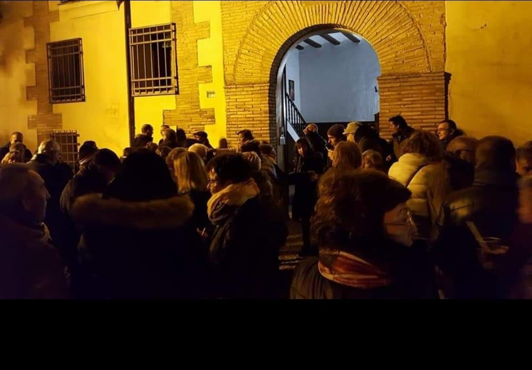 El público degustando empanadico en el último "Pan de los pobres", hace tres años