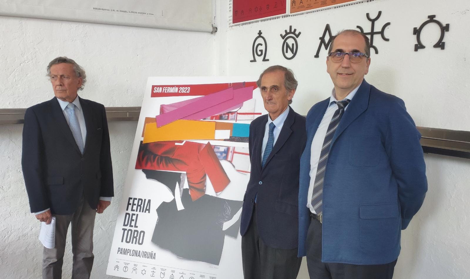 José María Marco, presidente de la Comisión Taurina de la Casa de Misericordia de Pamplona; Eugenio Salinas, vocal de la Comisión, y Jesús Cía, presidente de la Casa de Misericordia, en la presentación de los carteles de la Feria del Toro 2023