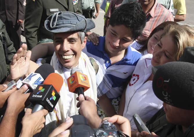 &quot;Libre, libre&quot;, fueron las primeras que el ex gobernador colombiano dijo a la prensa al pisar ese aeropuerto.