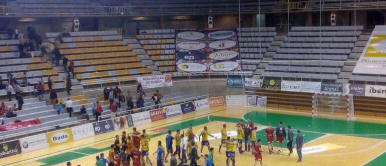 Los jugadores del Bidasoa celebran en Huesca su segunda victoria de la temporada