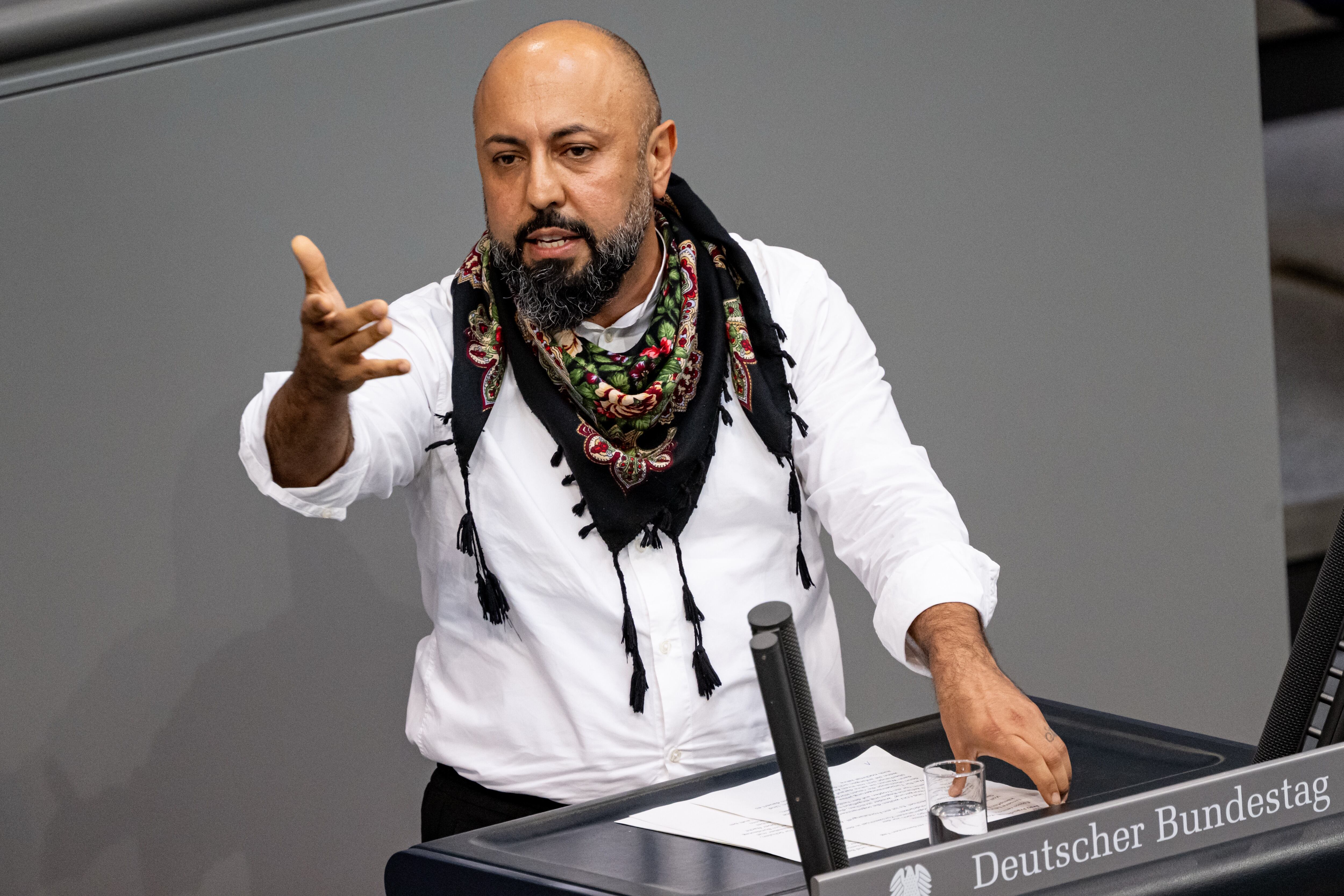 Ferat Kocak (Die Linke), miembro del Bundestag alemán, participa en la sesión parlamentaria en la que se ha aprobado la suspensión de la reunificación familiar.