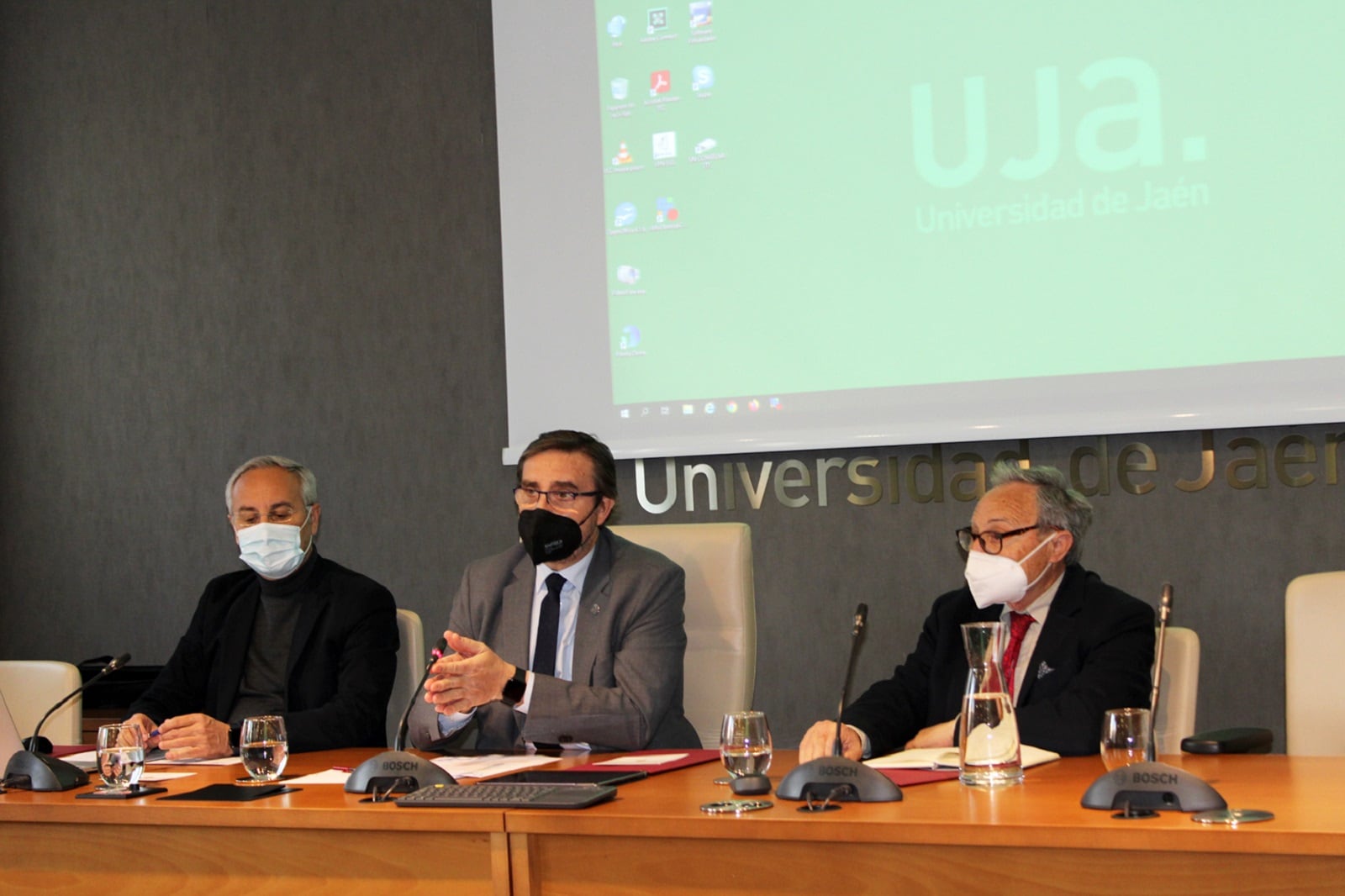 El Delegado Rector para la Fundación Universidad-Empresa y Relaciones con Entidades de Innovación, Juan Ramón Lanzas Molina, el Rector de la UJA, Juan Gómez Ortega, y el catedrático emérito del Área de Historia del Arte de la Universidad de Jaén, Pedro Galera Andreu