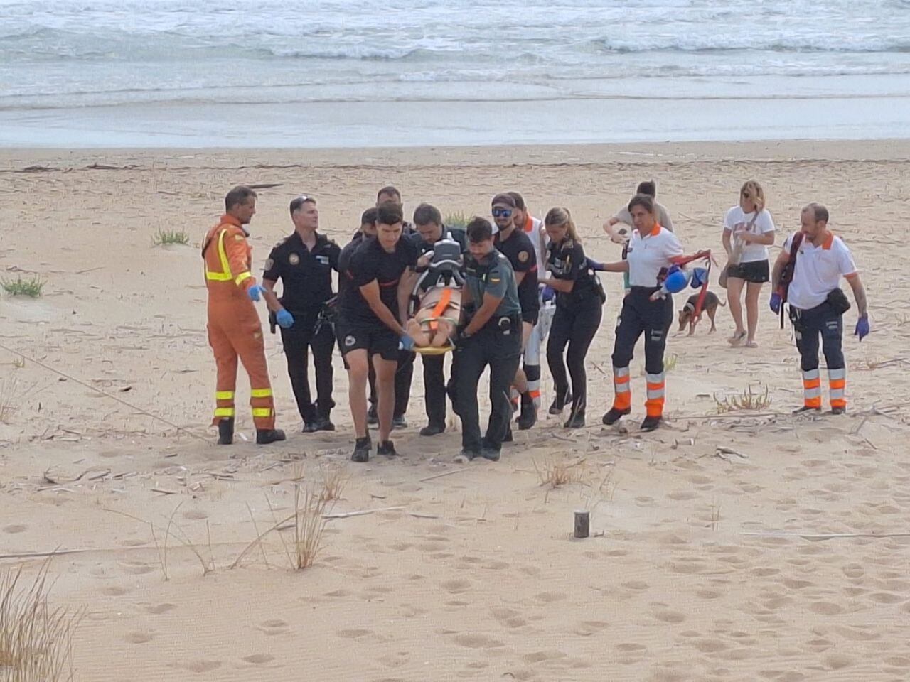 Momento en que retiran al hombre de la playa de Rabdells