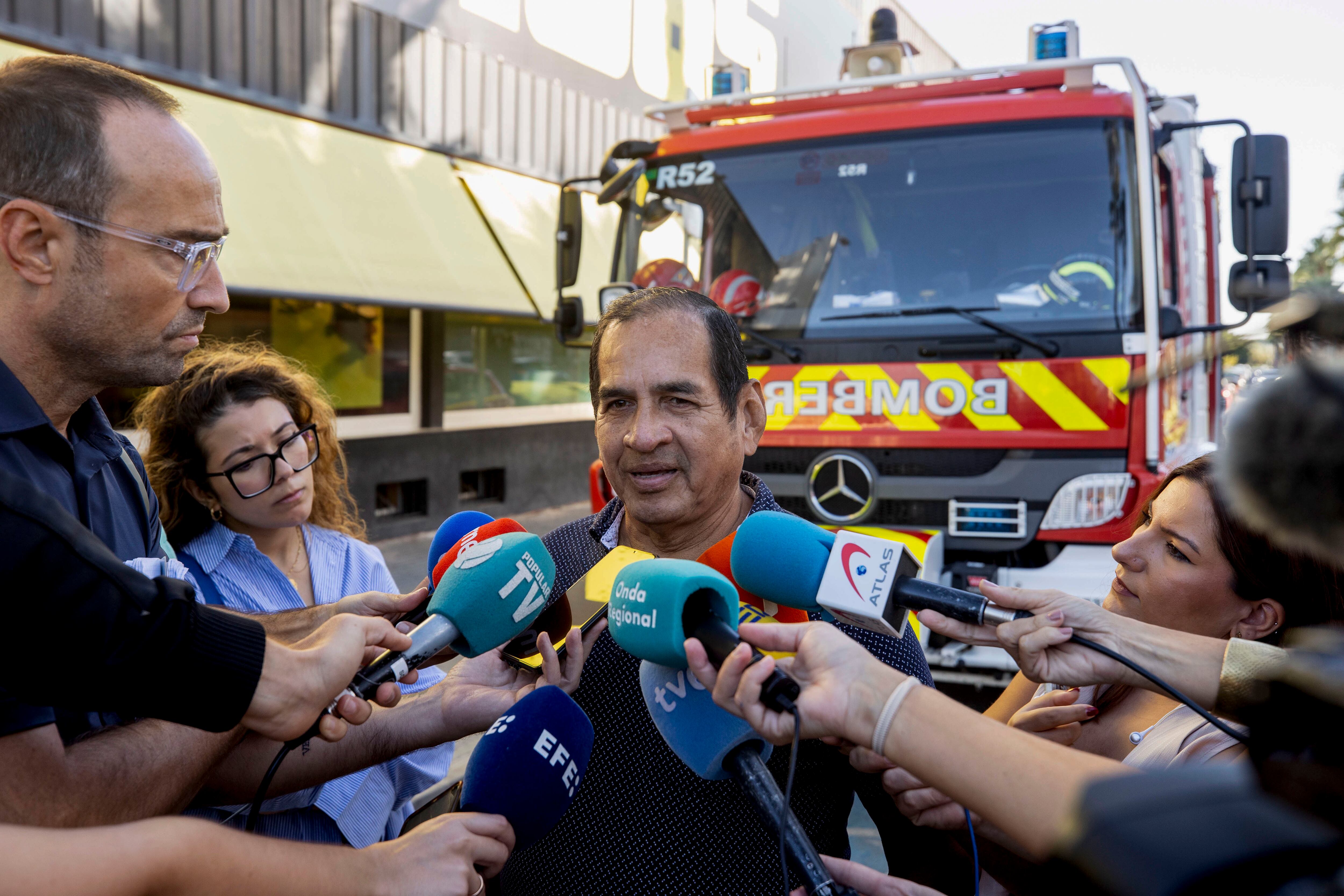 MURCIA, 01/10/2024.- Rafael Miranda que perdió a su hijo en el incendio de las dicotecas Fonda Milagros y Teatre, atiende a la prensa durante un momento del acto de descubrimiento de una placa en recuerdo de las 13 víctimas del incendio de las discotecas, este martes en la zona de ocio Atalayas de Murcia. EFE/Marcial Guillén
