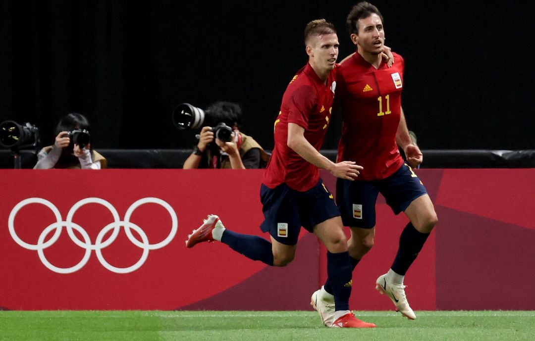 Olmo y Oyarzabal celebran el gol de España ante Australia.