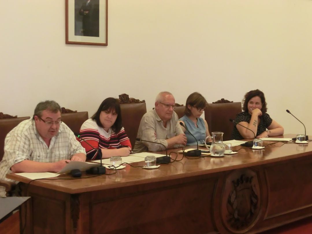 Mesa presidencial del pleno de la corporación municipal de Dénia.