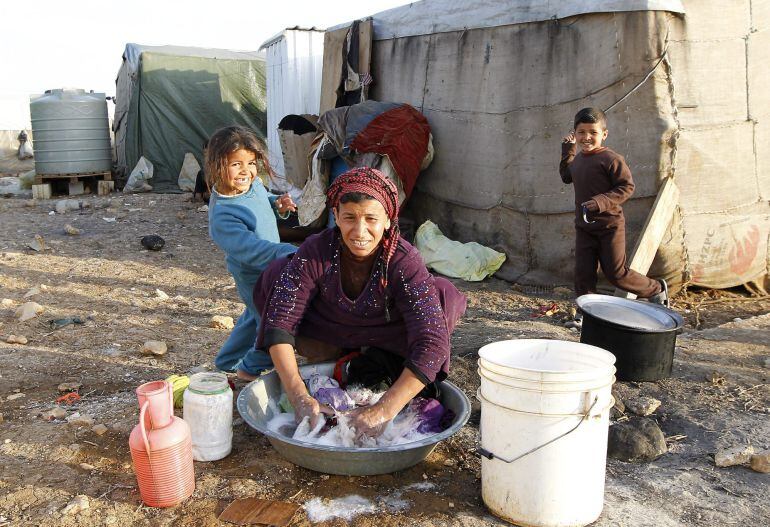 Una mujer refugiada siria lava la ropa de su familia en el campo de refugiados de Bednayel, en el Valle Bekaa de Líbano