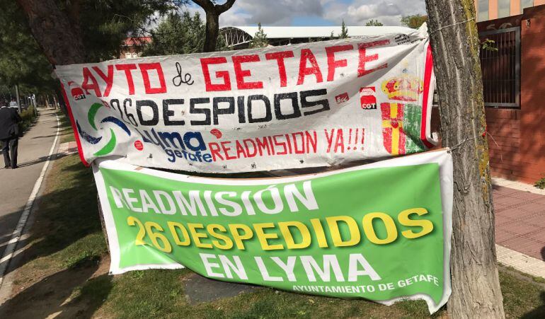 Dos pancartas a la entrada de los juzgados de Getafe