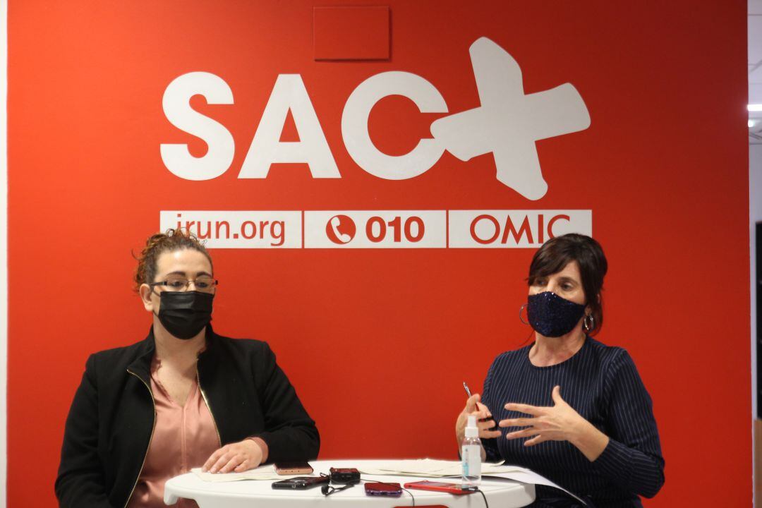 La delegada Mónica Martínez y la responsable del SAC Izaskun Larrarte