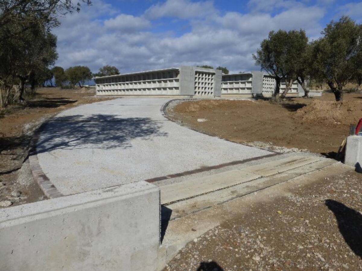 Los accesos, trabajo previo a la apertura del cementerio municipal de Barbastro