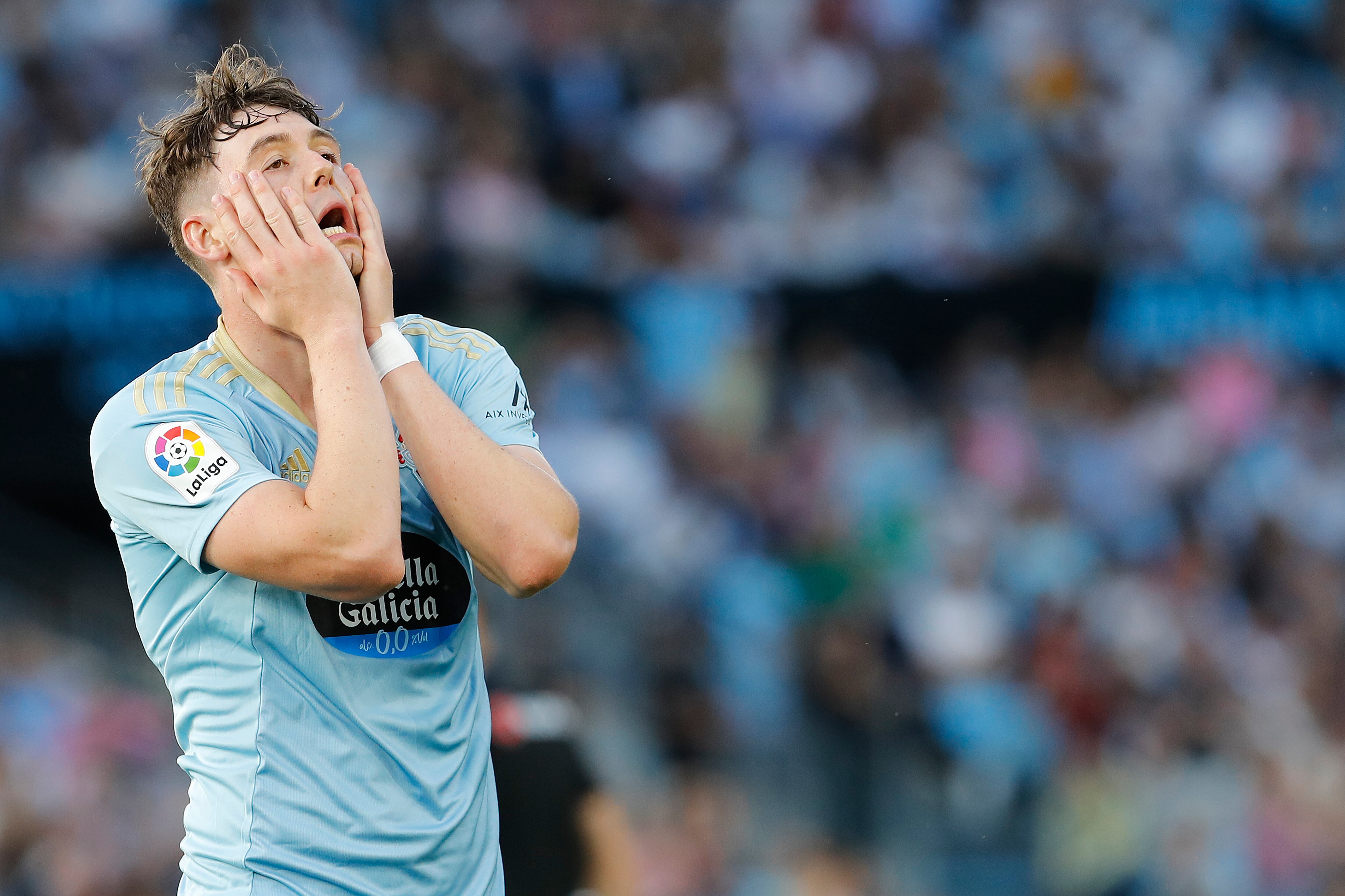 VIGO (PONTEVEDRA), 23/05/2023.- El delantero del Celta Jorgen Strand Larsen se lamenta tras una ocasión fallada, durante el partido de Liga en Primera División que Celta de Vigo y Girona FC han disputado este martes en el estadio de Balaídos. EFE/Salvador Sas
