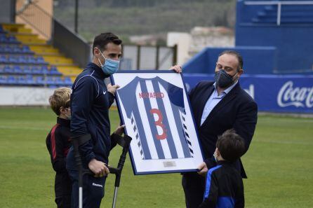 Antonio Navarro recibiendo el homenaje del Pdte. del Alcoyano