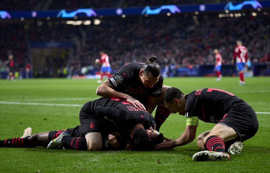 Los jugadores del Milan celebran el gol. 