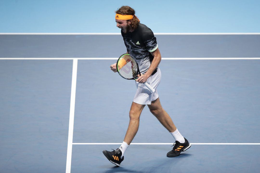 Stefanos Tsitsipas celebra un punto ante Roger Federer.