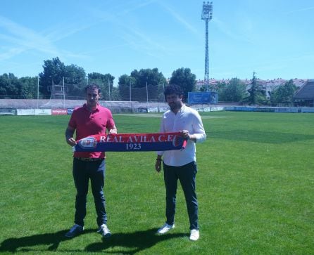 Jonathan Prado (i) junto al director general del Real Ávila, Carlos González