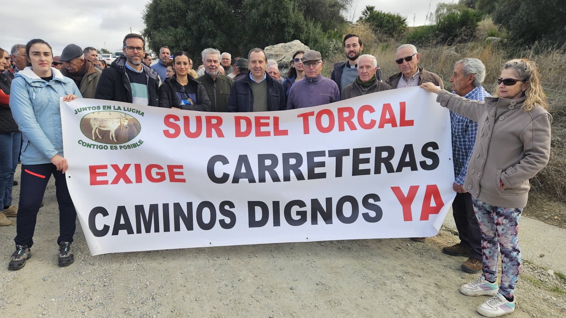 Concentración de vecinos en la carretera que une La Joya con Valle de Abdalajís