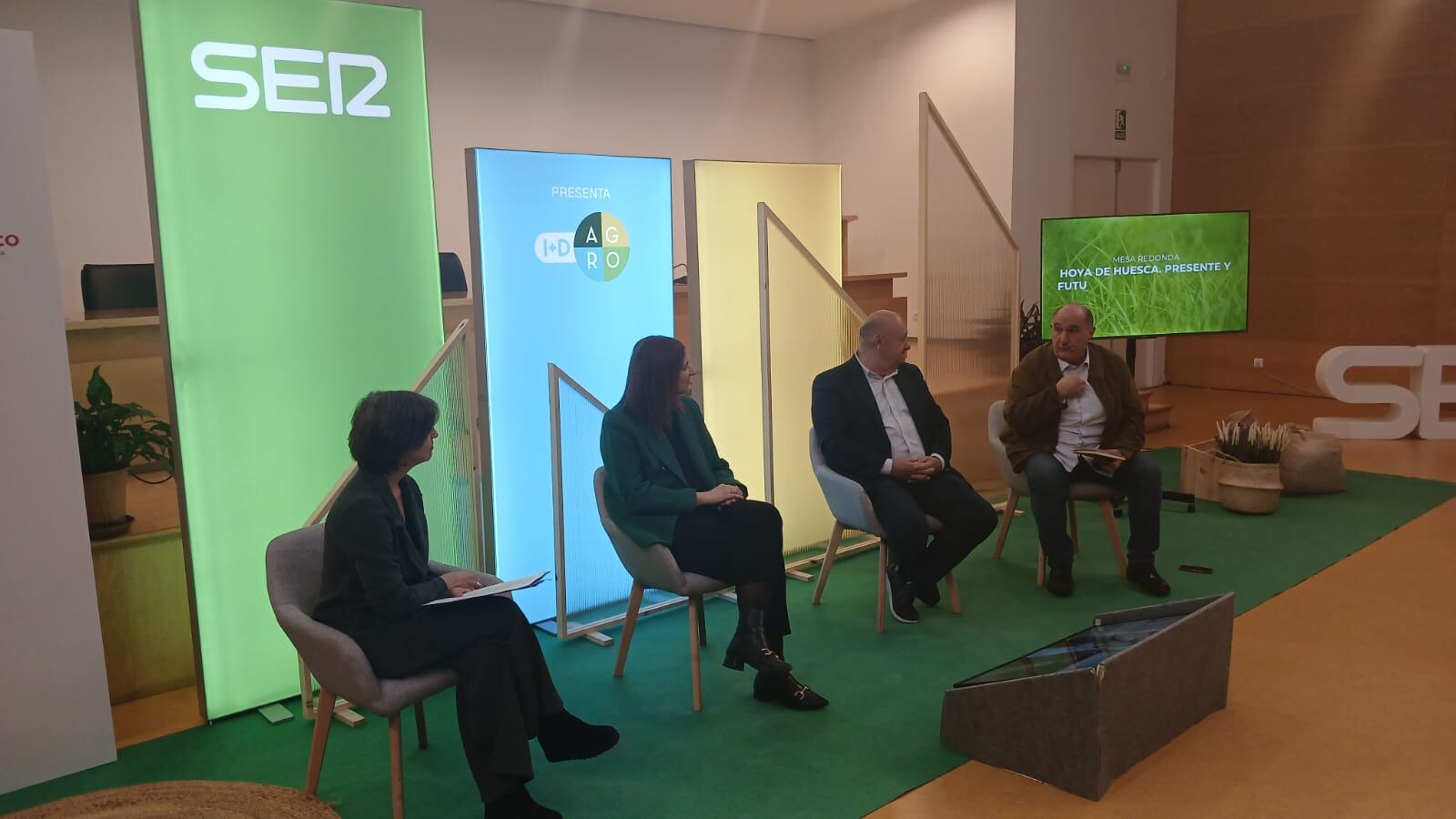 Mònica Soler, presidenta de la Comarca de la Hoya de Huesca, José Fernando Luna, presidente de CEOS-CEPYME HUESCA, José Víctor Nogues, presidente de FACA, y la moderación de Eva Pérez Sorribes, directora informativos y programas Cadena SER Aragón.