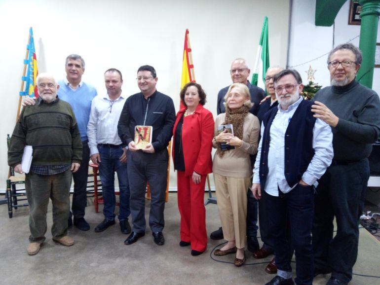 Foto de familia de premiados, con el jurado y representantes de la Casa de Andalucía de Dénia y el alcalde.
