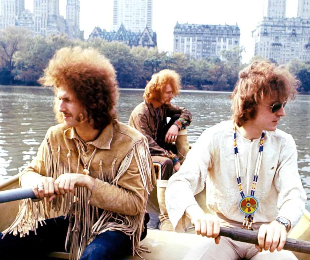 Eric Clapton (izquierda), Ginger Baker (centro) y Jack Bruce posan en Central Park, Nueva York, en 1968