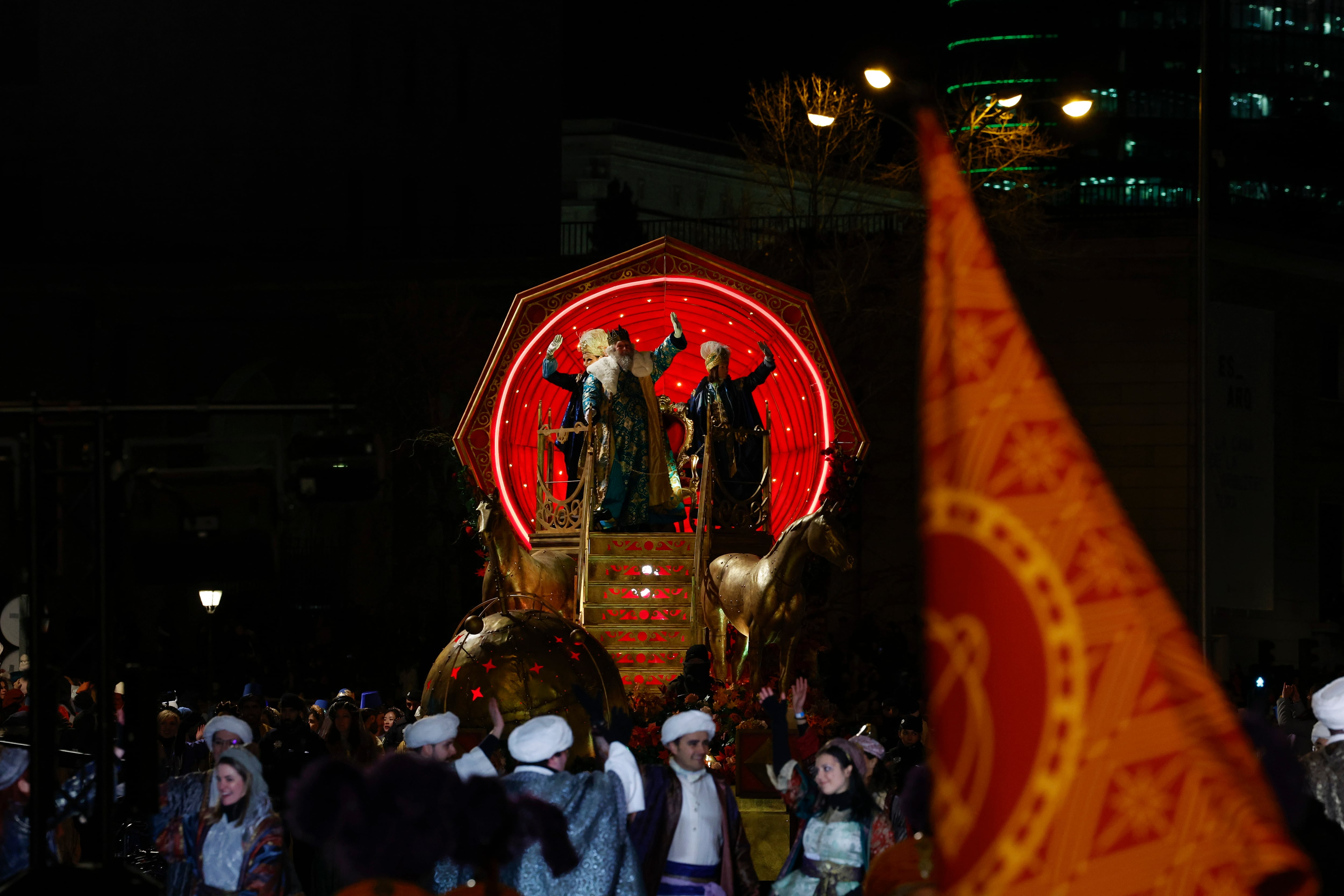 El rey Melchor saluda a los niños desde su carroza durante Cabalgata de los Reyes Magos, este viernes en el centro de Madrid. EFE/ Zipi Aragón