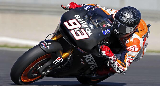 El campeón del mundo de Moto GP, el piloto español del equipo Repsol Honda Team Marc Márquez, rueda en la pista del Circuito Ricardo Tormo en Cheste (Valencia) con la moto para la temporada 2014, durante el segundo de los tres días de entrenamientos que l