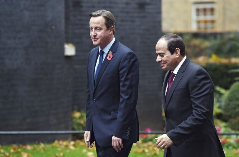 El primer ministro británico, David Cameron (i), da la bienvenida al presidente egipcio, Abdelfatah al Sisi, antes de su reunión en el 10 de Downing Street en Londres