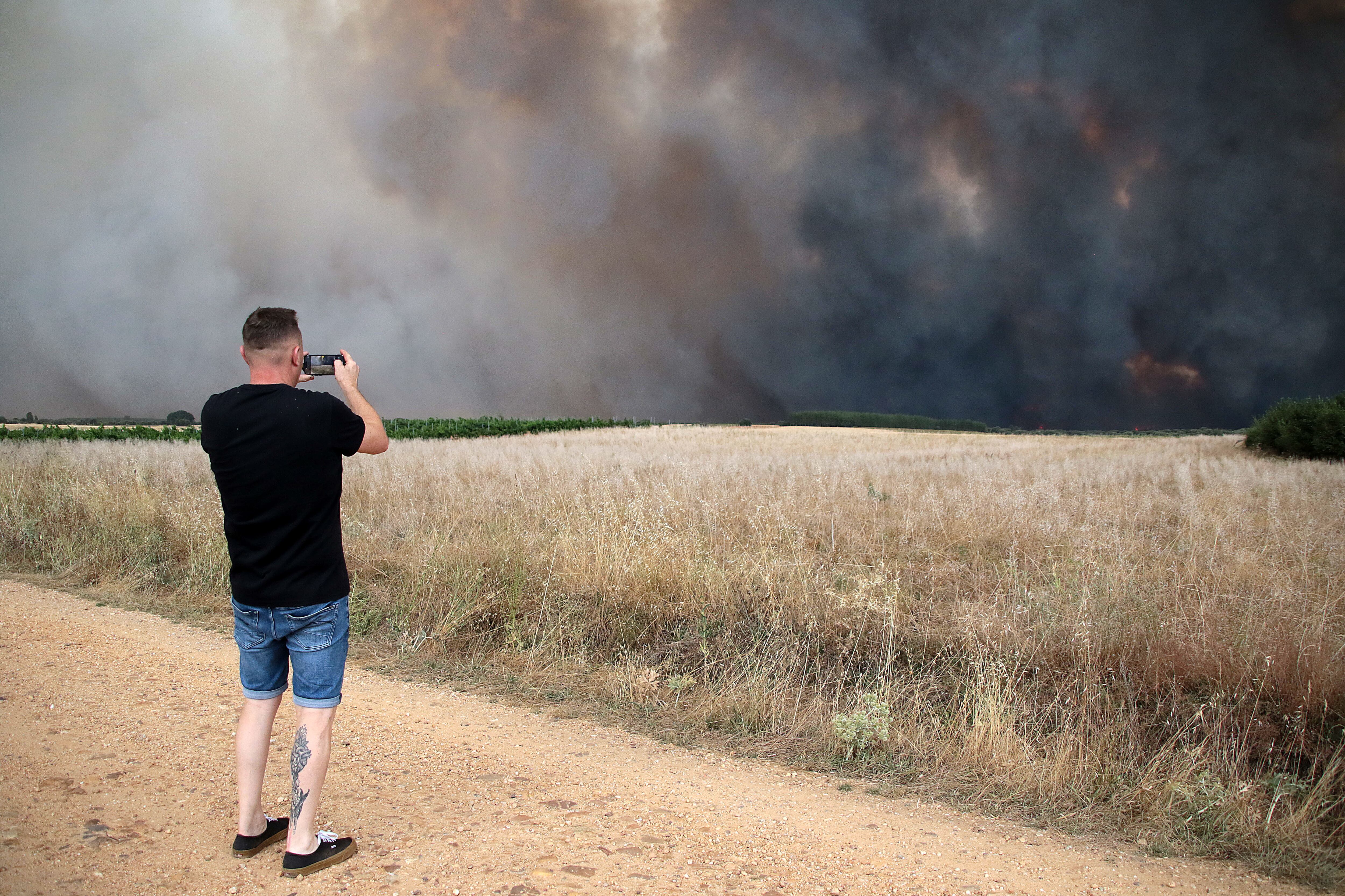 HERREROS DE JAMUZ (LEÓN), 12/08/2025.- El avance de las llamas en la provincia de León del incendio iniciado en Molezuelas de la Carballeda (Zamora) ha provocado el desalojo de otras 13 localidades en la provincia de León, por lo que ya son 5.500 los vecinos evacuados de 19 poblaciones leonesas desde el día de ayer. Las llamas avanzan rápidamente favorecidas por el intenso viento, que obligó a la evacuación a primera hora de la tarde de hoy martes de unos 300 vecinos de las localidades de Herreros de Jamuz, Palacios de Jamuz, Quintanilla de Florez y Quintana y Congosto. EFE/J.Casares