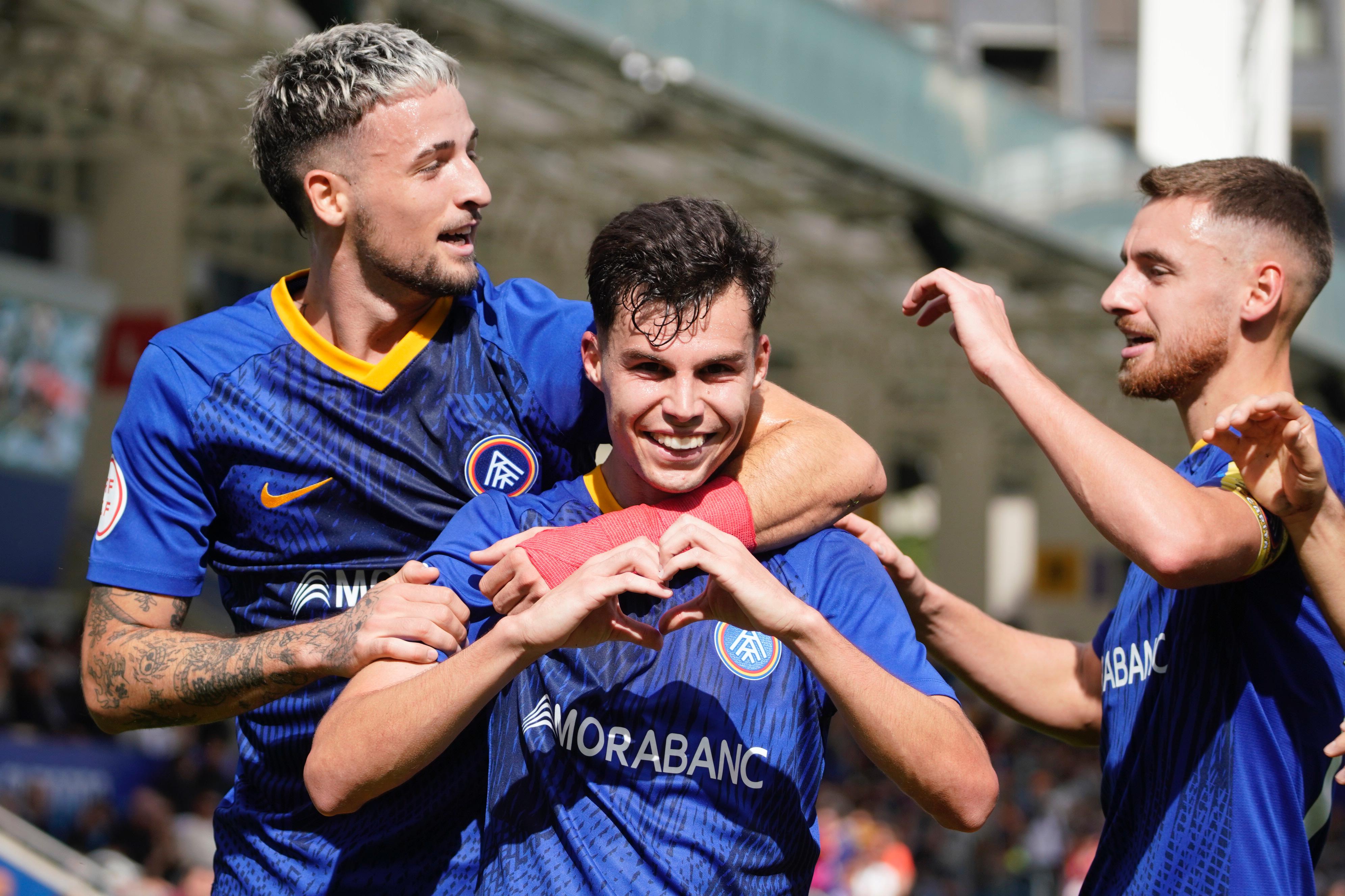 Luismi Redondo celebra el gol contra el Real Union a l'Estadi Nacional