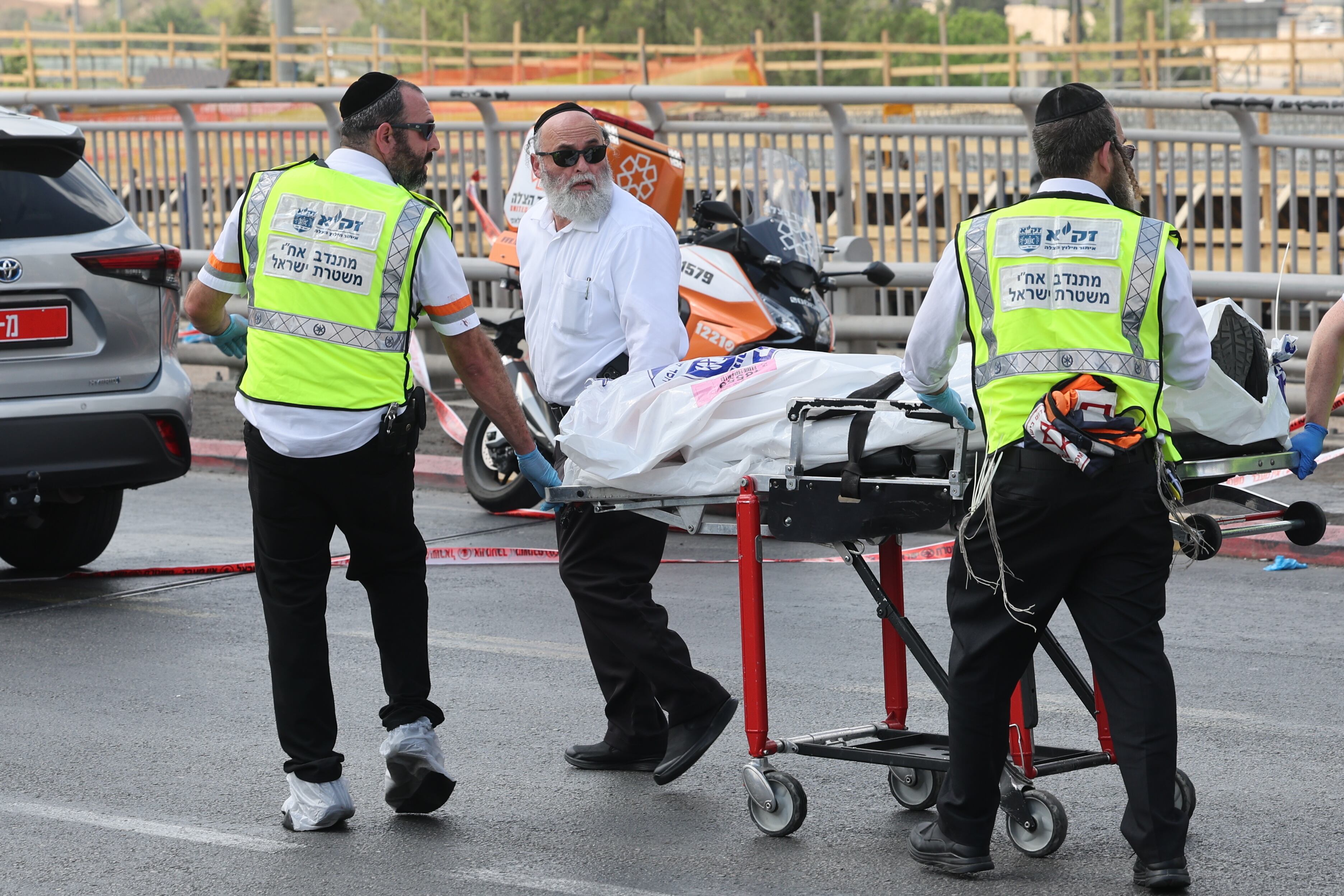 Servicios de emergencia en la zona del ataque. (Jerusalén) EFE/EPA/ABIR SULTAN