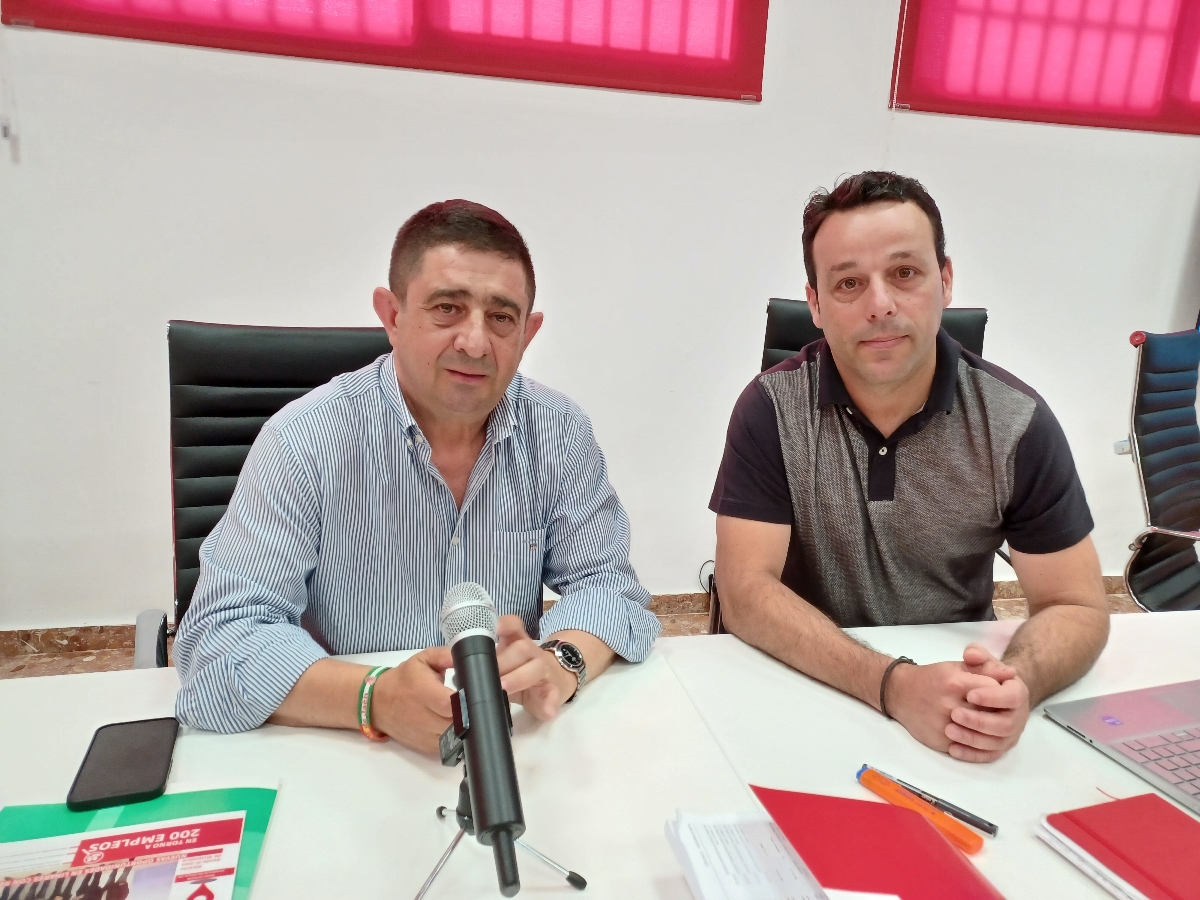 Visita de Francisco Reyes a la sede del PSOE de Linares.