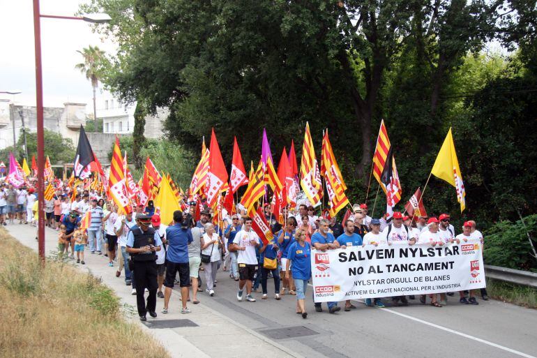 Més de 600 manifestants van protestar ahir a Blanes contra el "tancament encobert" de Nylstar